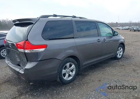 2013 Toyota Sienna Le V6 8 Passenger z USA, uszkodzony, nr VIN 5TDKK3DC7DS324882